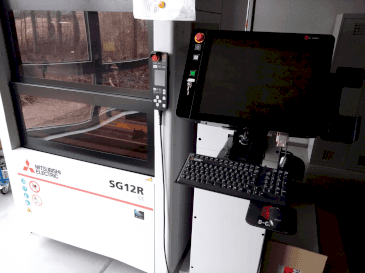 Vooraanzicht van Mitsubishi Electric SG12M machine