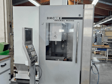 Vooraanzicht van DMG DECKEL MAHO DMC 635V machine