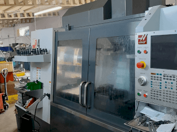 Vooraanzicht van HAAS VF-4 machine
