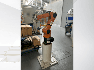 Vooraanzicht  van KUKA KR 6 R900 fivve  machine