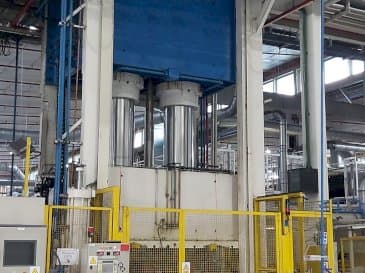 Vooraanzicht van Pinette 1500 Ton machine