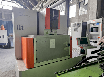 Vooraanzicht van AgieCharmilles CUT 20 machine