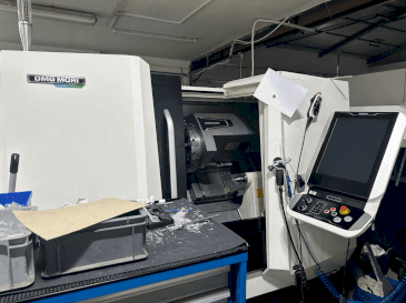 Vooraanzicht van DMG MORI CLX 350 V4 machine