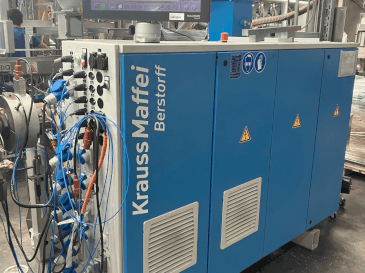 Vooraanzicht van Krauss Maffei KME 30-25 machine