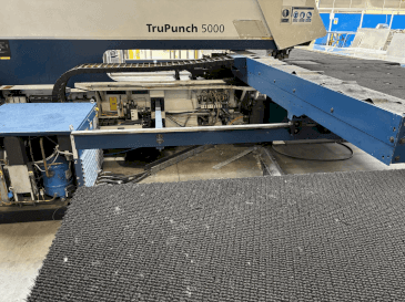 Vooraanzicht van TRUMPF TRUPUNCH 5000 S10 machine