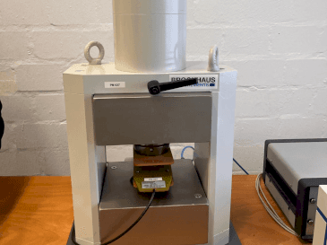 Vooraanzicht van BROCKHAUS HG200 D machine