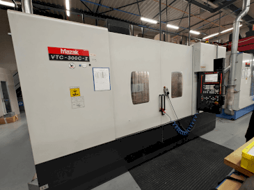 Vooraanzicht van Mazak VTC-300C machine