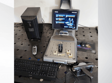 Vooraanzicht van KEYENCE XM-1000 machine