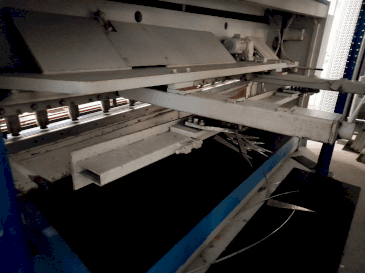Vooraanzicht van LVD HST 25/6 machine