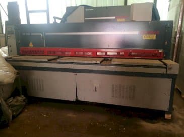 Vooraanzicht van Durma ES 3006 machine