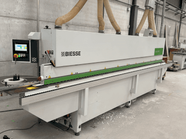 Vooraanzicht van BIESSE Jade 240 machine