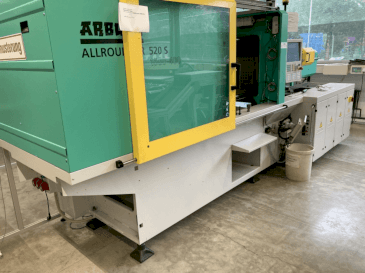 Vooraanzicht van Arburg Allrounder 520S-1600-400 machine