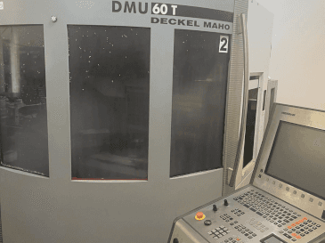 Vooraanzicht van DMG DECKEL MAHO DMU 60T machine