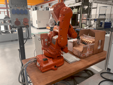 Vooraanzicht  van ABB IRB 140 M2000  machine