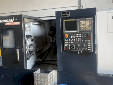 Vooraanzicht van DOOSAN PUMA 2100MS machine