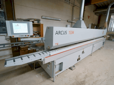 Vooraanzicht van HOLZHER ARCUS 1334 FV2 machine