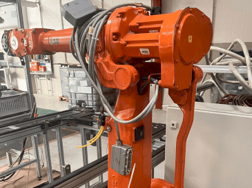 Vooraanzicht van ABB IRB 2400 M2004 machine