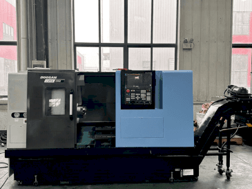 Vooraanzicht van DOOSAN Lynx 235II machine