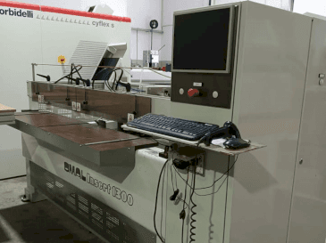 Vooraanzicht van OMAL Insert 1300 machine