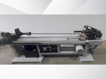 Vooraanzicht van UZMA MAKINA UZH76 machine