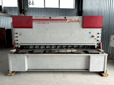 Vooraanzicht van Baykal HNC 3100x13 machine