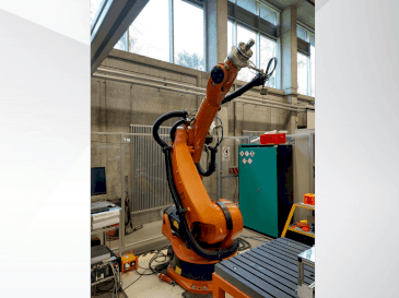 Vooraanzicht van KUKA KR 240-2 2000 machine