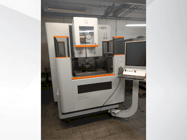 Vooraanzicht van +GF+ Agie Charmilles CUT E 350 machine