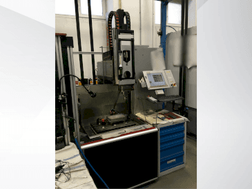 Vooraanzicht van Exeron EDM 310 MF20 machine