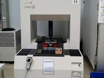 Vooraanzicht van EROWA CMM Qi machine