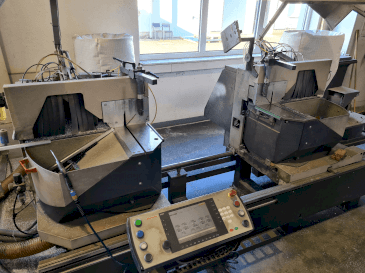 Vooraanzicht van Elumatec DG104 machine