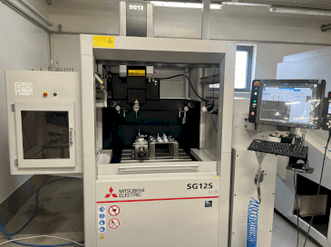 Vooraanzicht van Mitsubishi SG12S machine