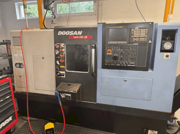 Vooraanzicht  van DOOSAN LYNX 200 LM  machine