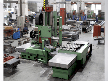 Vooraanzicht van TOS WFQ 80 CNC machine