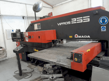 Vooraanzicht van AMADA Vipros 255 machine