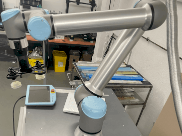Vooraanzicht  van Universal Robots UR10  machine