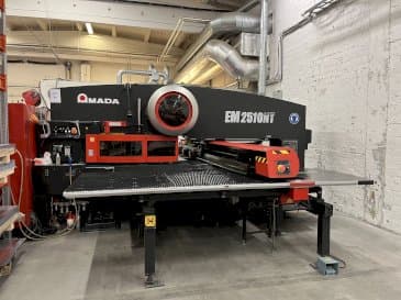 Vooraanzicht van AMADA EM2510NT machine