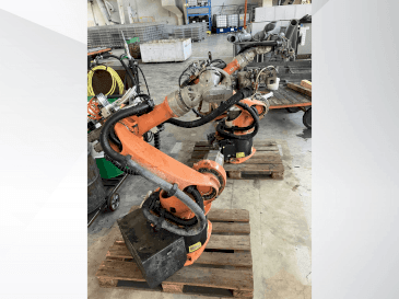 Vooraanzicht van KUKA KR16 machine