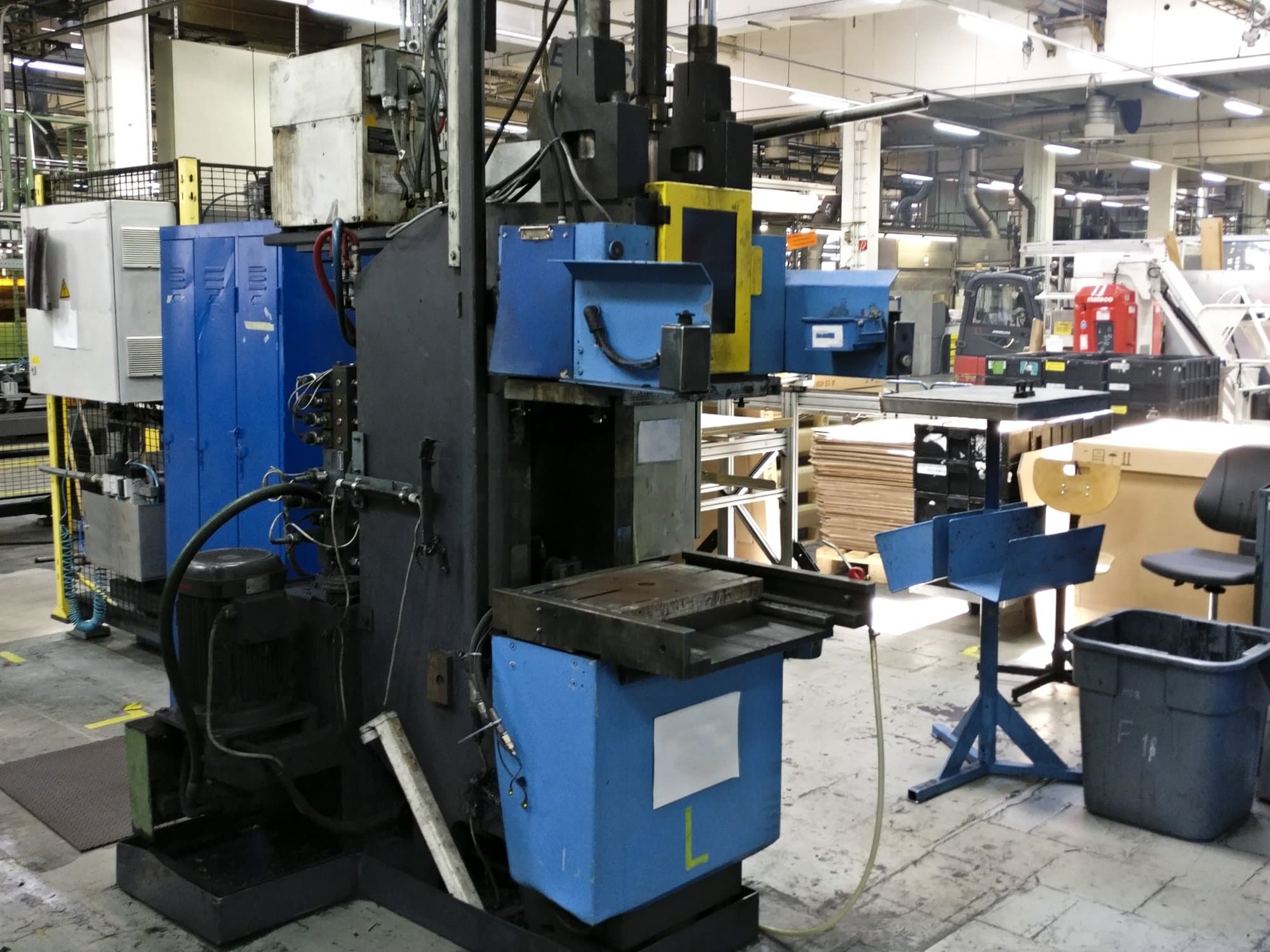 Links zicht  van Kloeckner Desma 956.050 machine