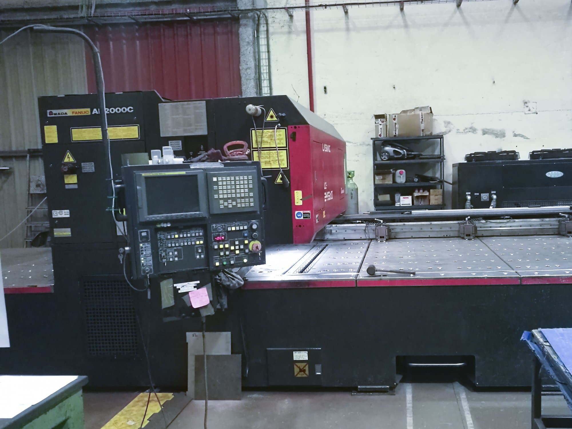 Vooraanzicht van AMADA LC 2415 α3 machine