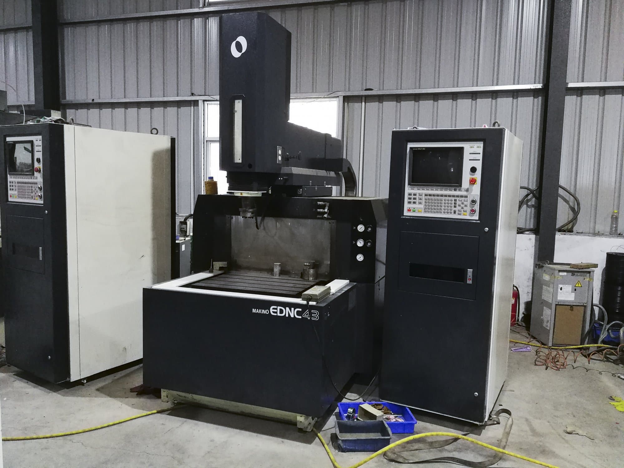 Vooraanzicht  van Makino EDNC43 machine