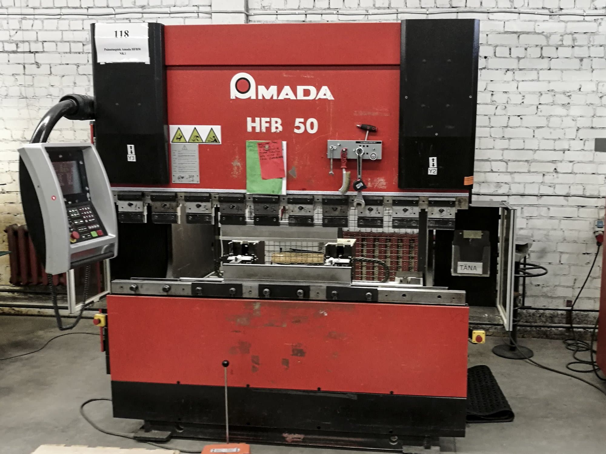 Vooraanzicht  van AMADA HFB 50 machine