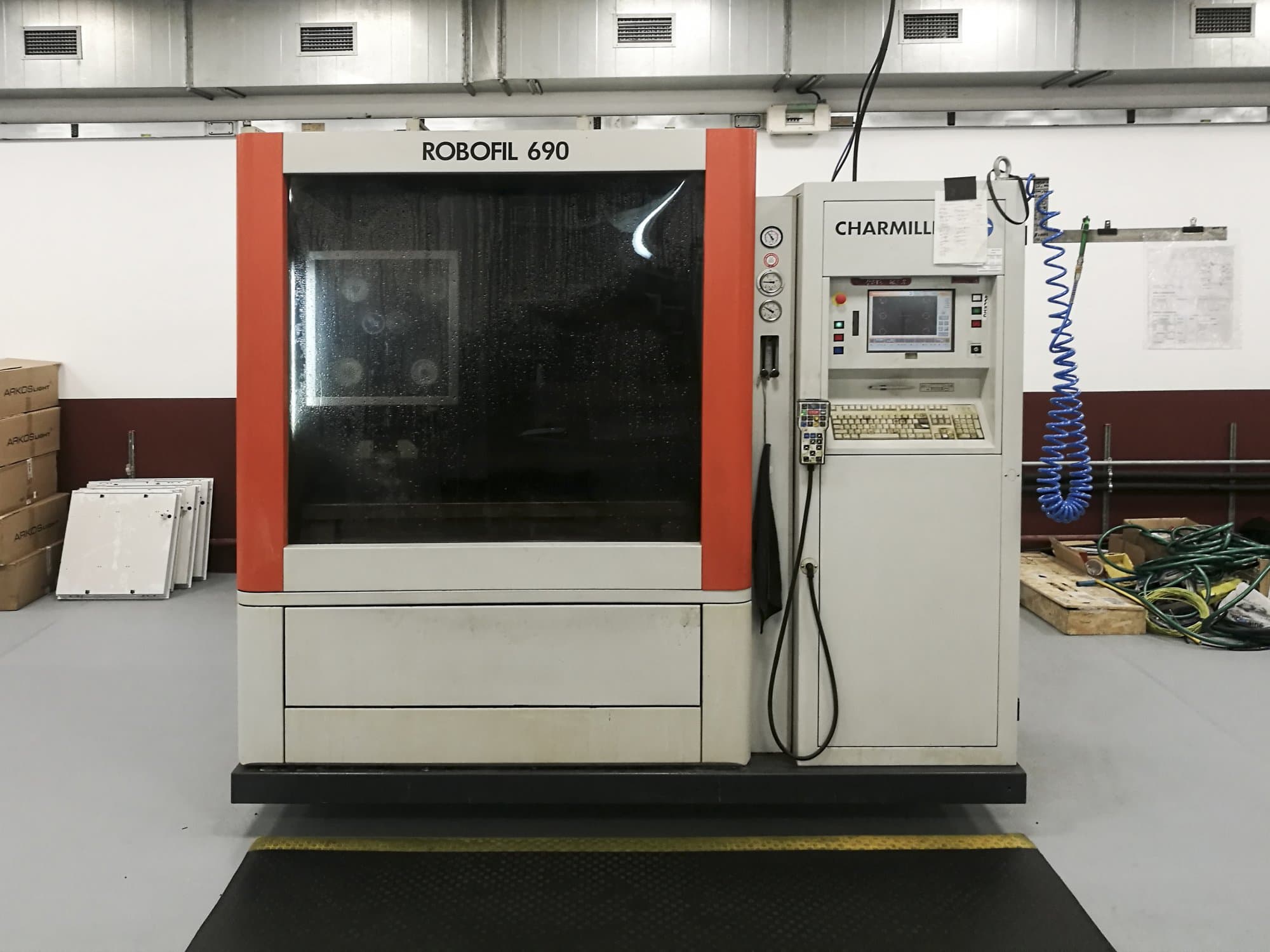 Vooraanzicht van CHARMILLES ROBOFIL 690 machine