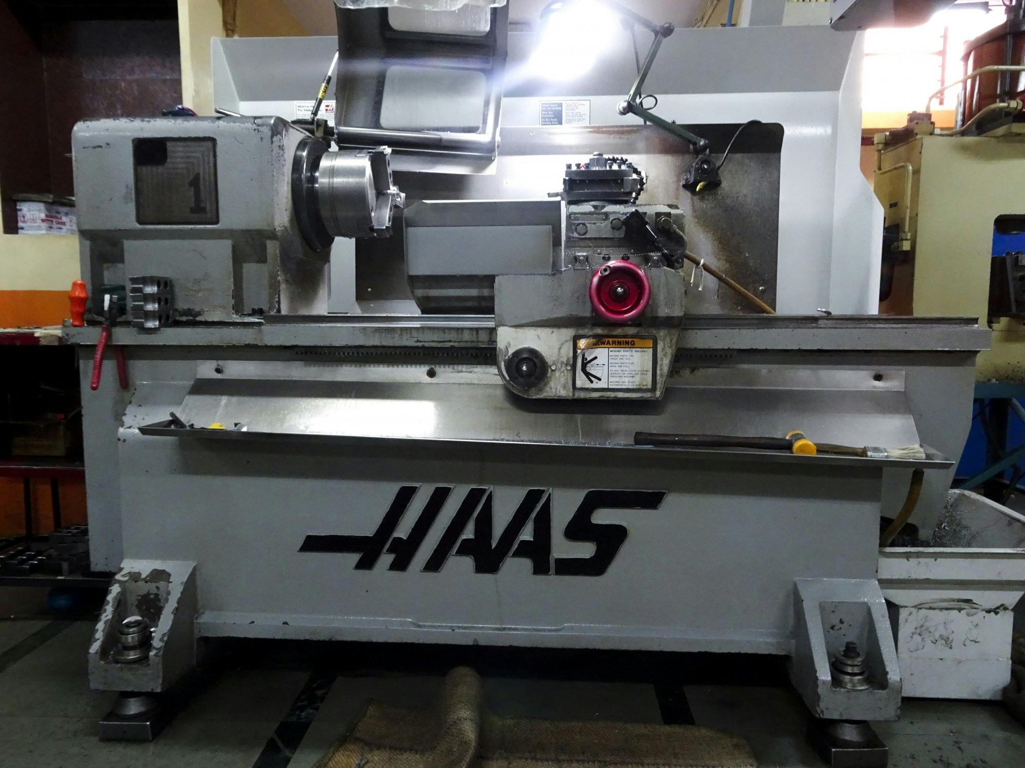 Vooraanzicht  van HAAS TL-1 machine