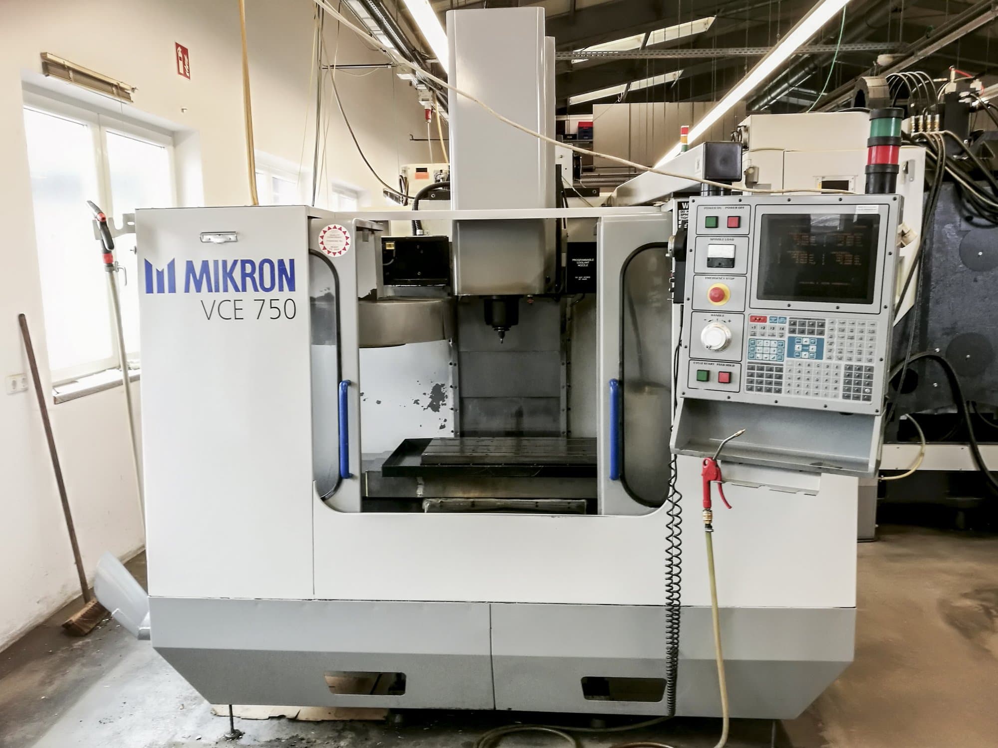Vooraanzicht van HAAS VCE 750 machine