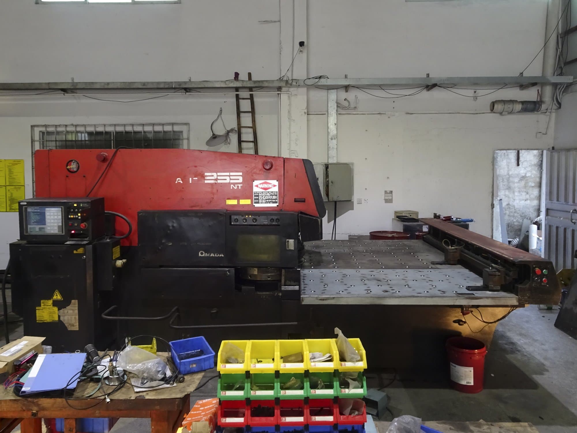 Vooraanzicht van AMADA ARIES 255NT machine