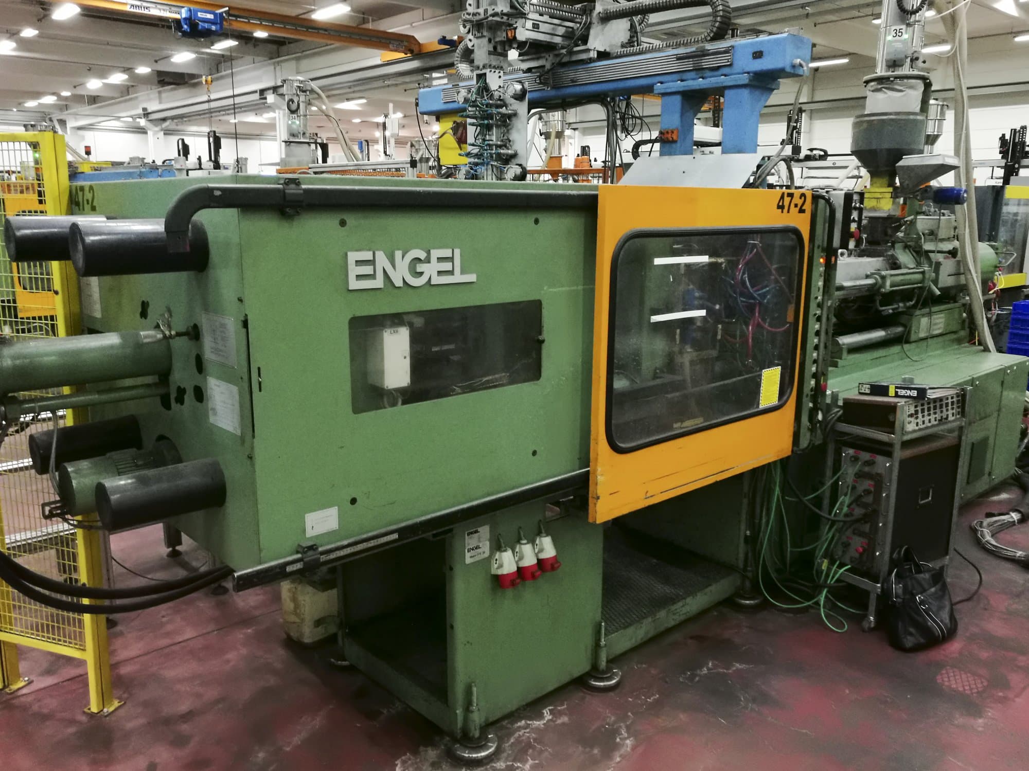 Links zicht van ENGEL ES 1300/200 machine