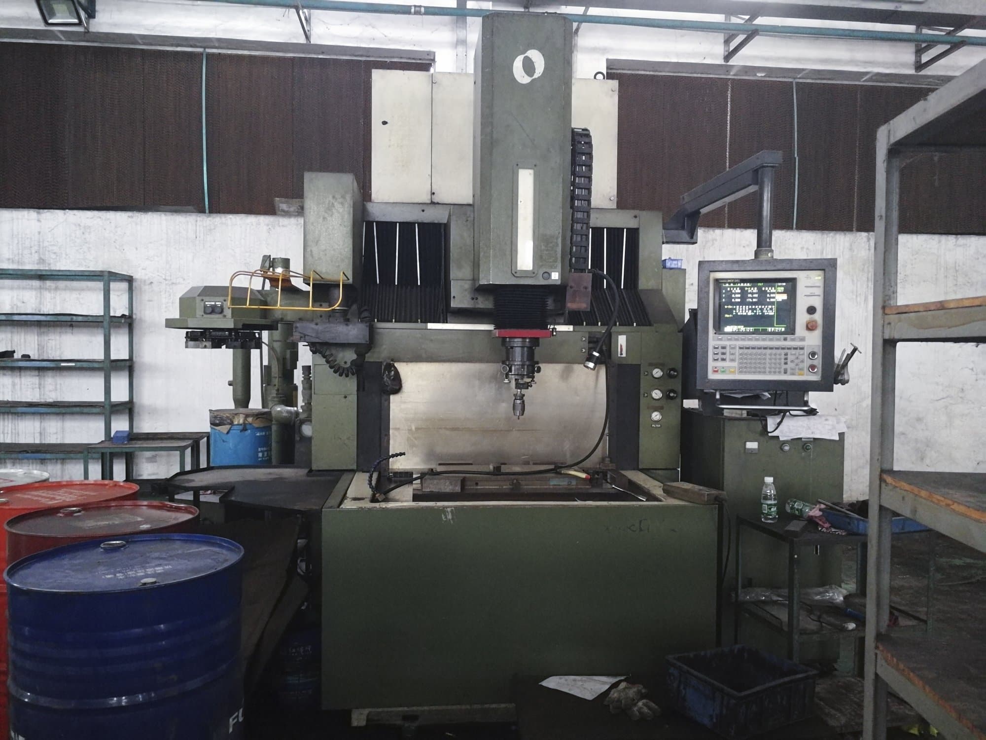Vooraanzicht van Makino EDNC65 machine