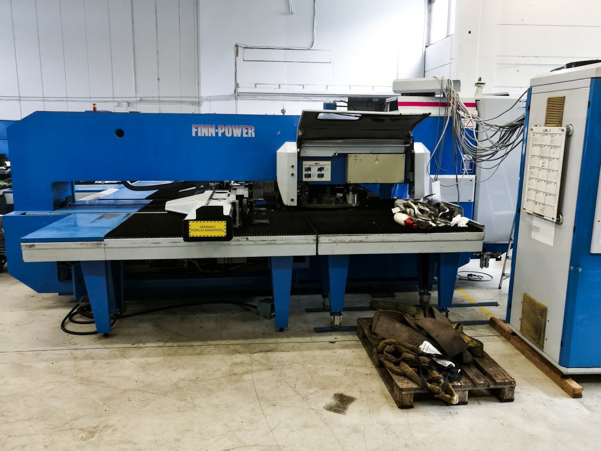 Vooraanzicht  van Finn-Power LP6 SB machine