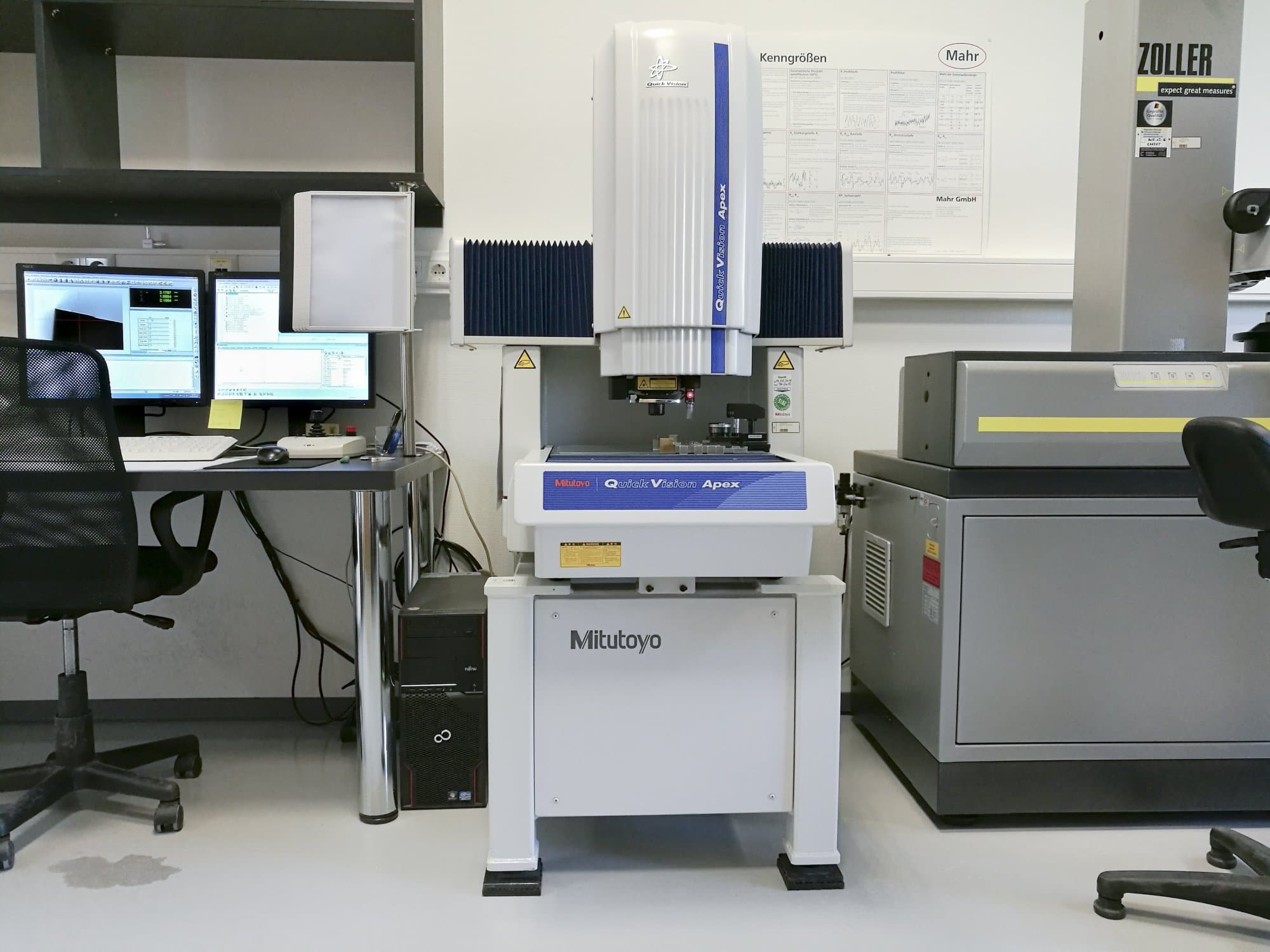 Vooraanzicht van Mitutoyo QVT1-X302PIL-C machine