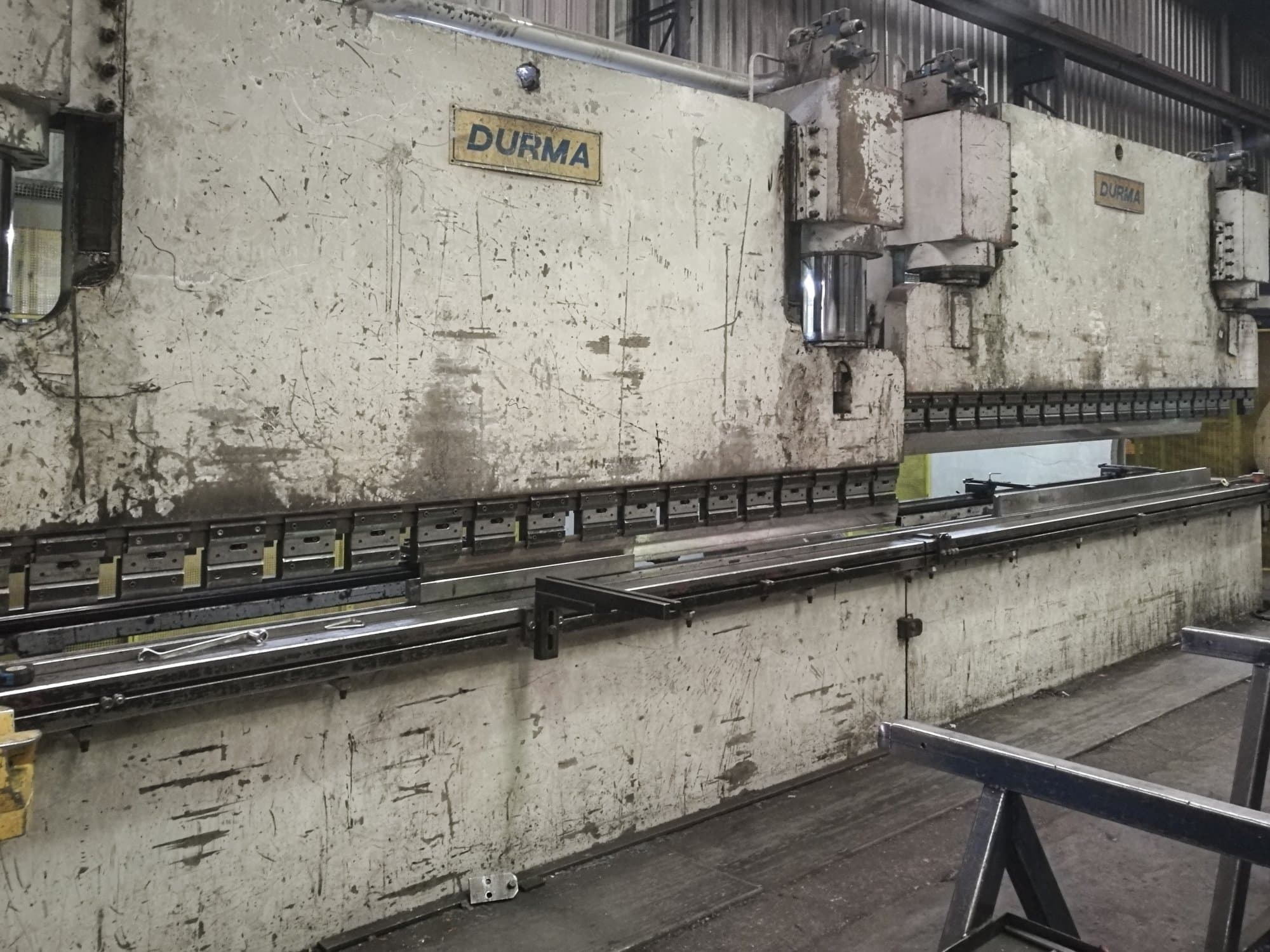 Links zicht van Durma CNC T HAP 40400 machine